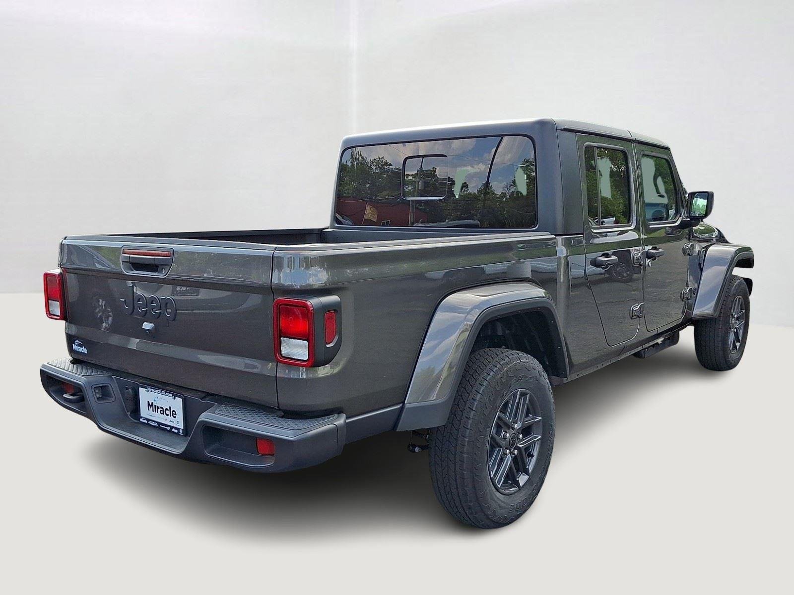 New 2026 Granite Crystal Metallic Clearcoat Jeep Sport S image 3