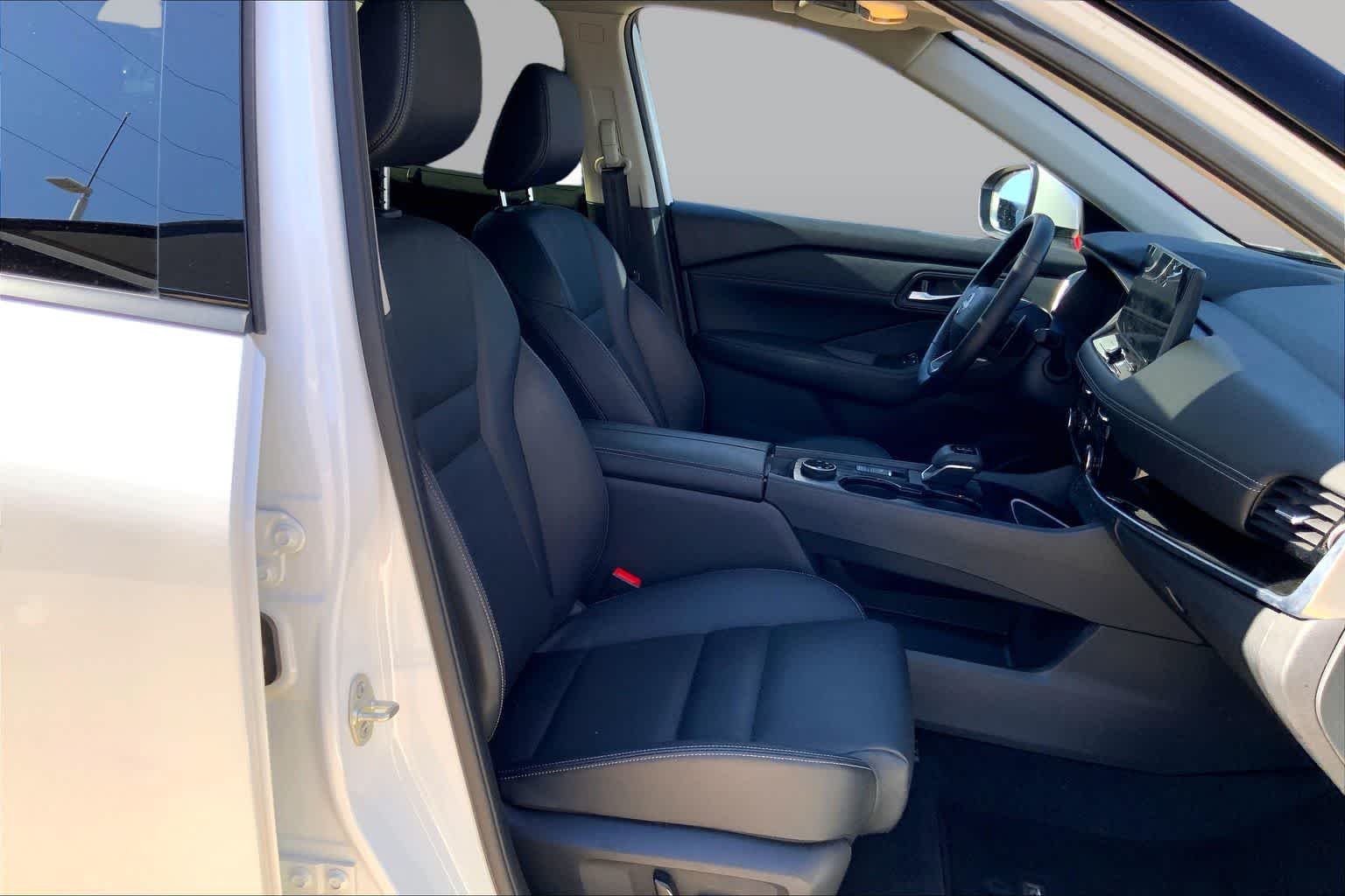 Used 2025 Everest White Pearl Nissan SL image 8