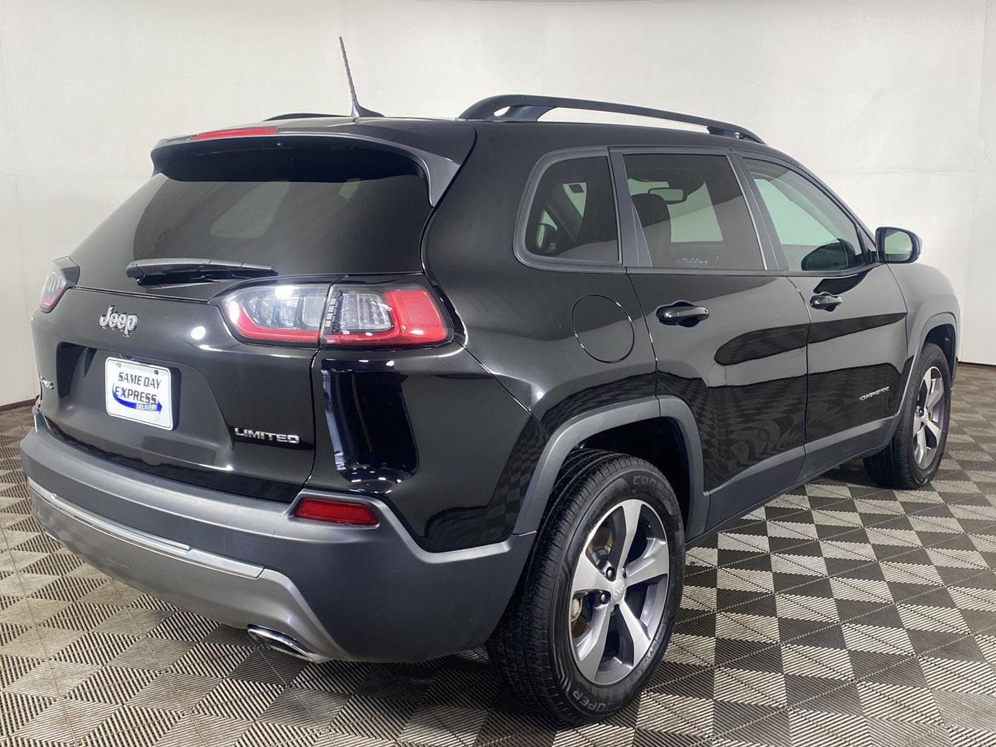 Used 2022 Diamond Black Crystal Pearlcoat Jeep Limited image 6