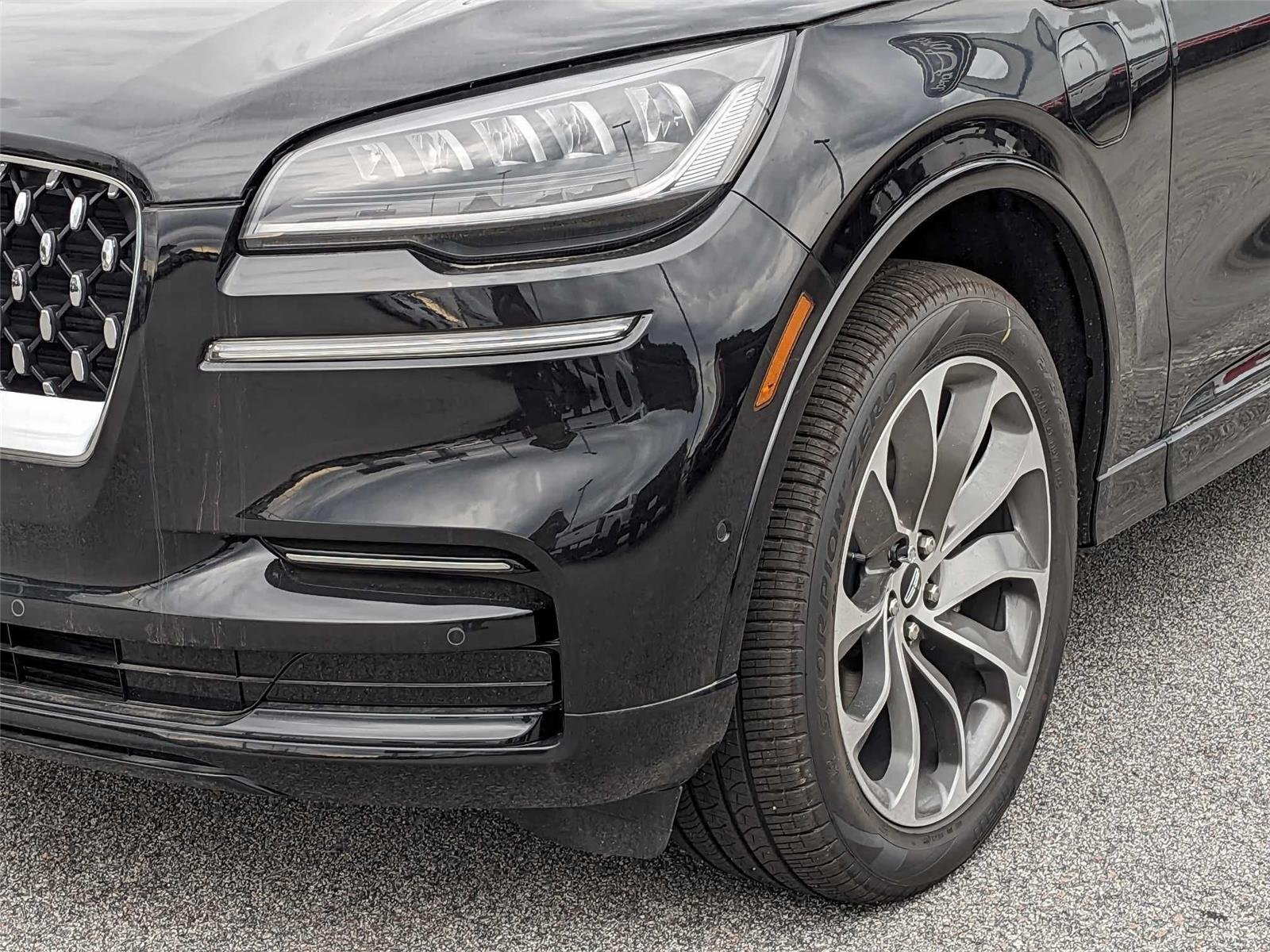 Used 2023 Infinite Black Metallic Lincoln Grand Touring image 9