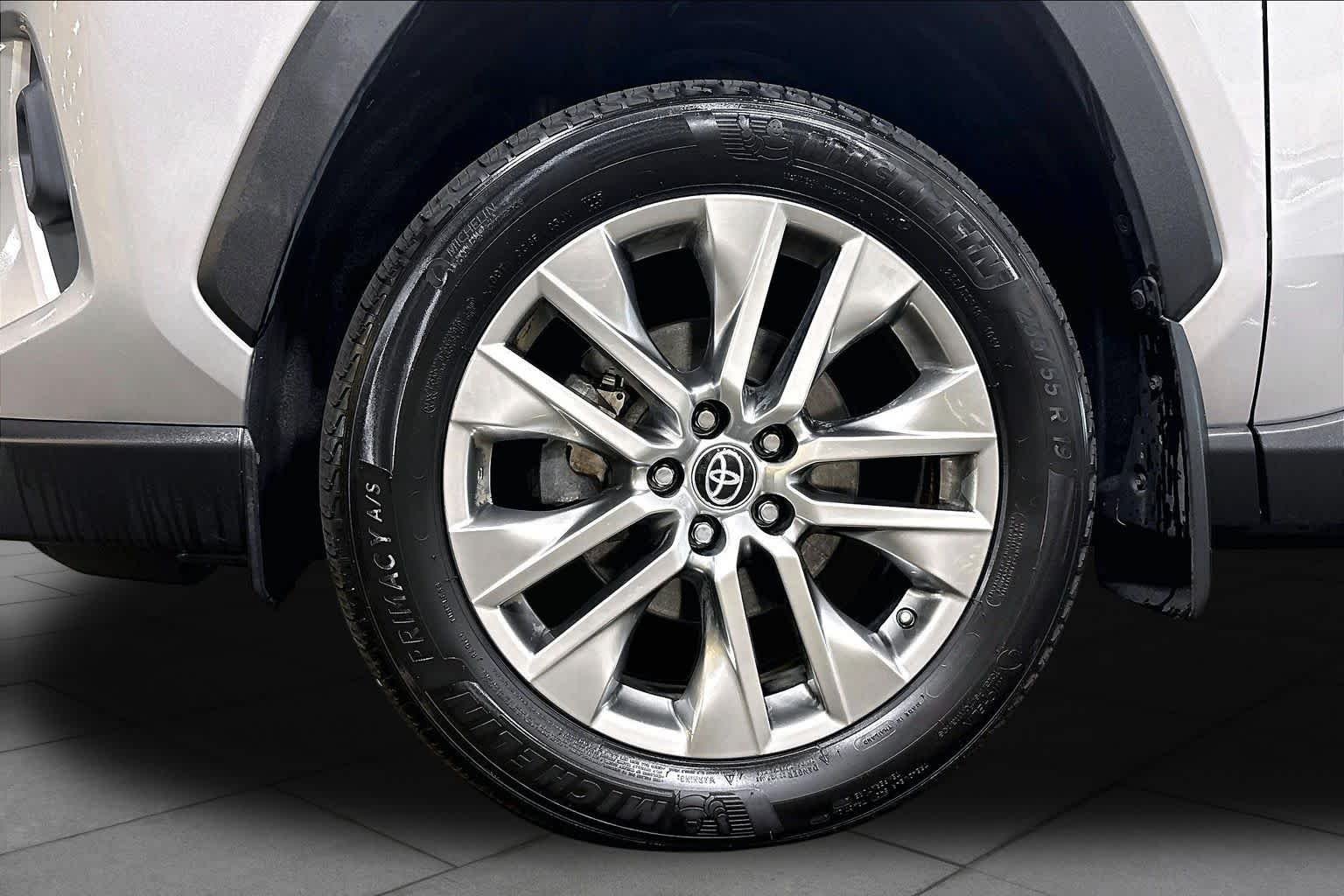 Used 2023 Silver Sky Metallic Toyota XLE Premium image 11