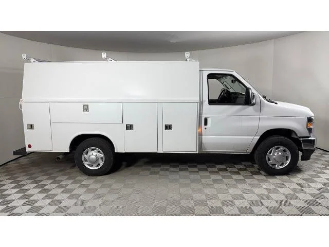 New 2025 Oxford White Ford E-350 SRW image 34