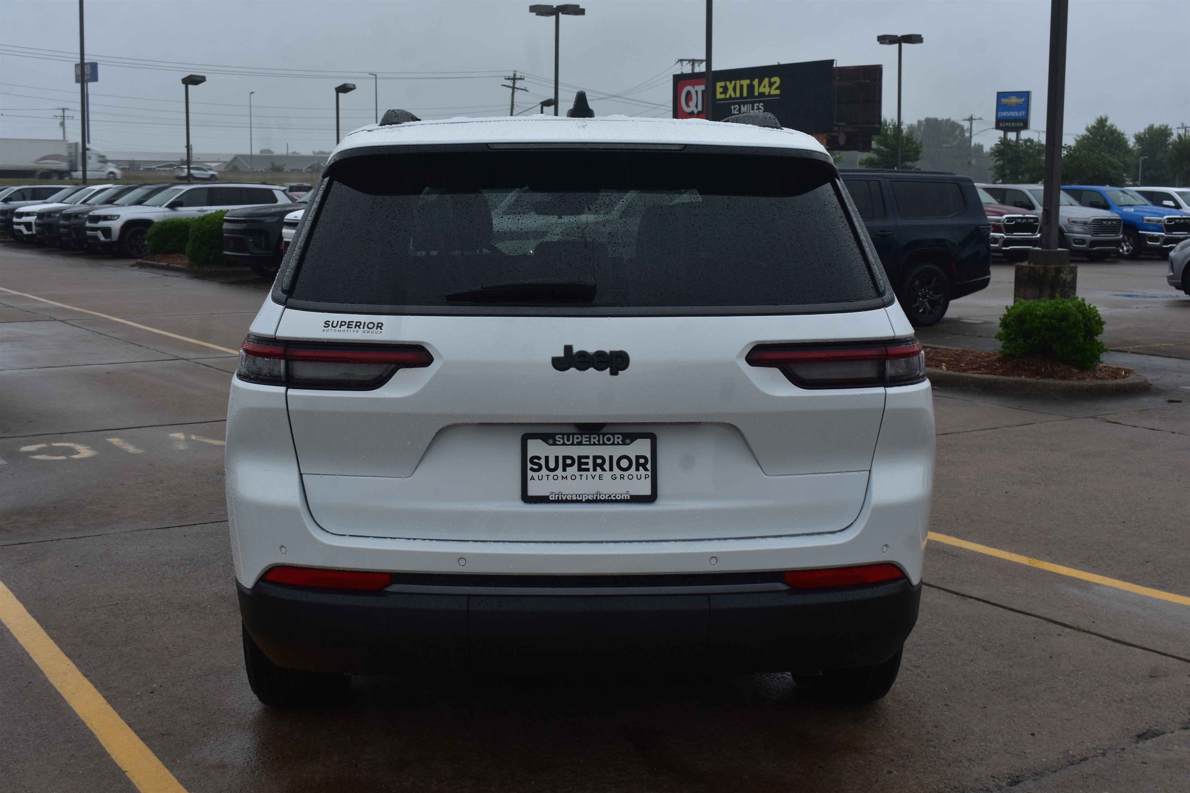 New 2026 Bright White Clear-Coat Exterior Paint Jeep Laredo Altitude image 6