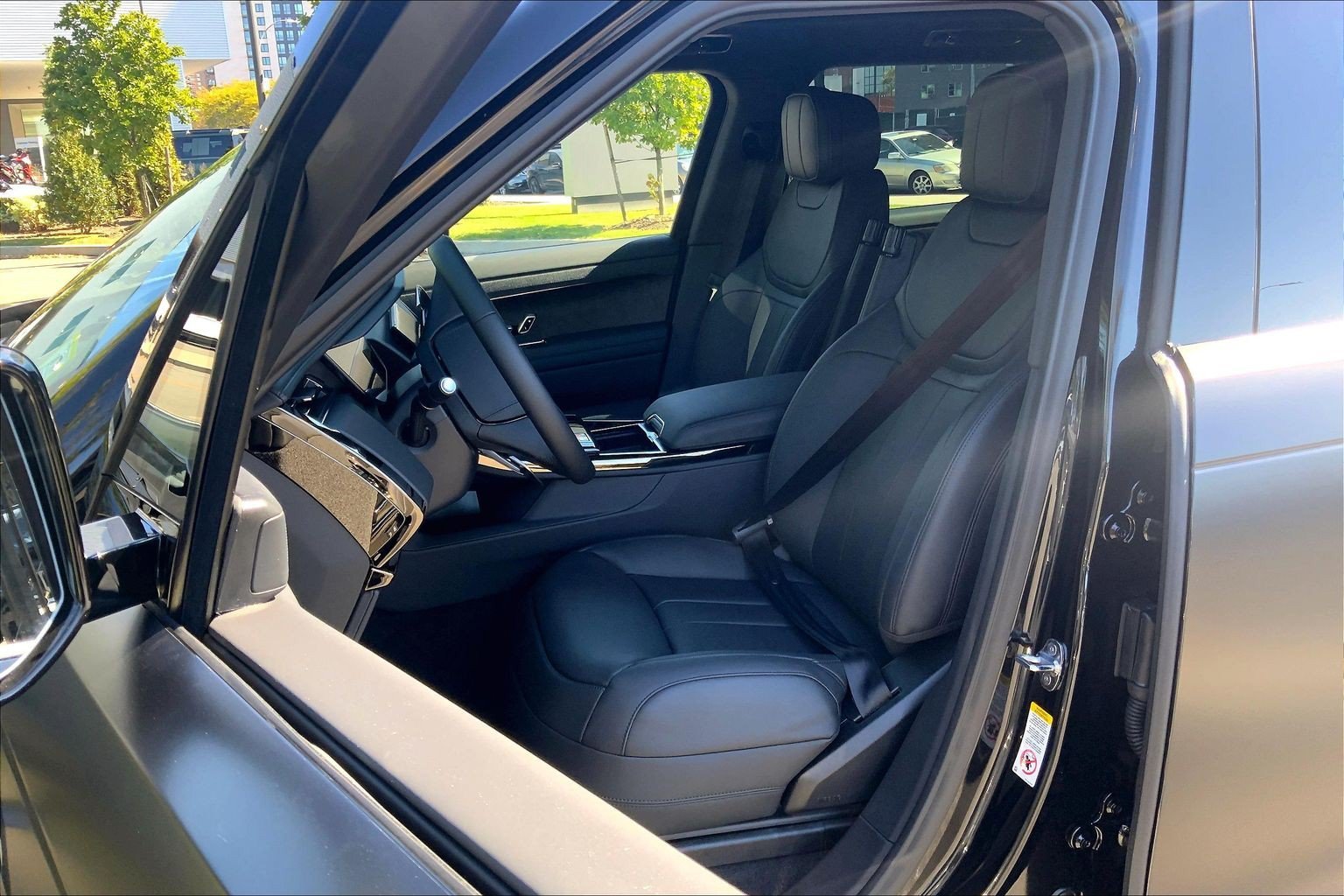 New 2027 Santorini Black Land Rover Dynamic SE image 9