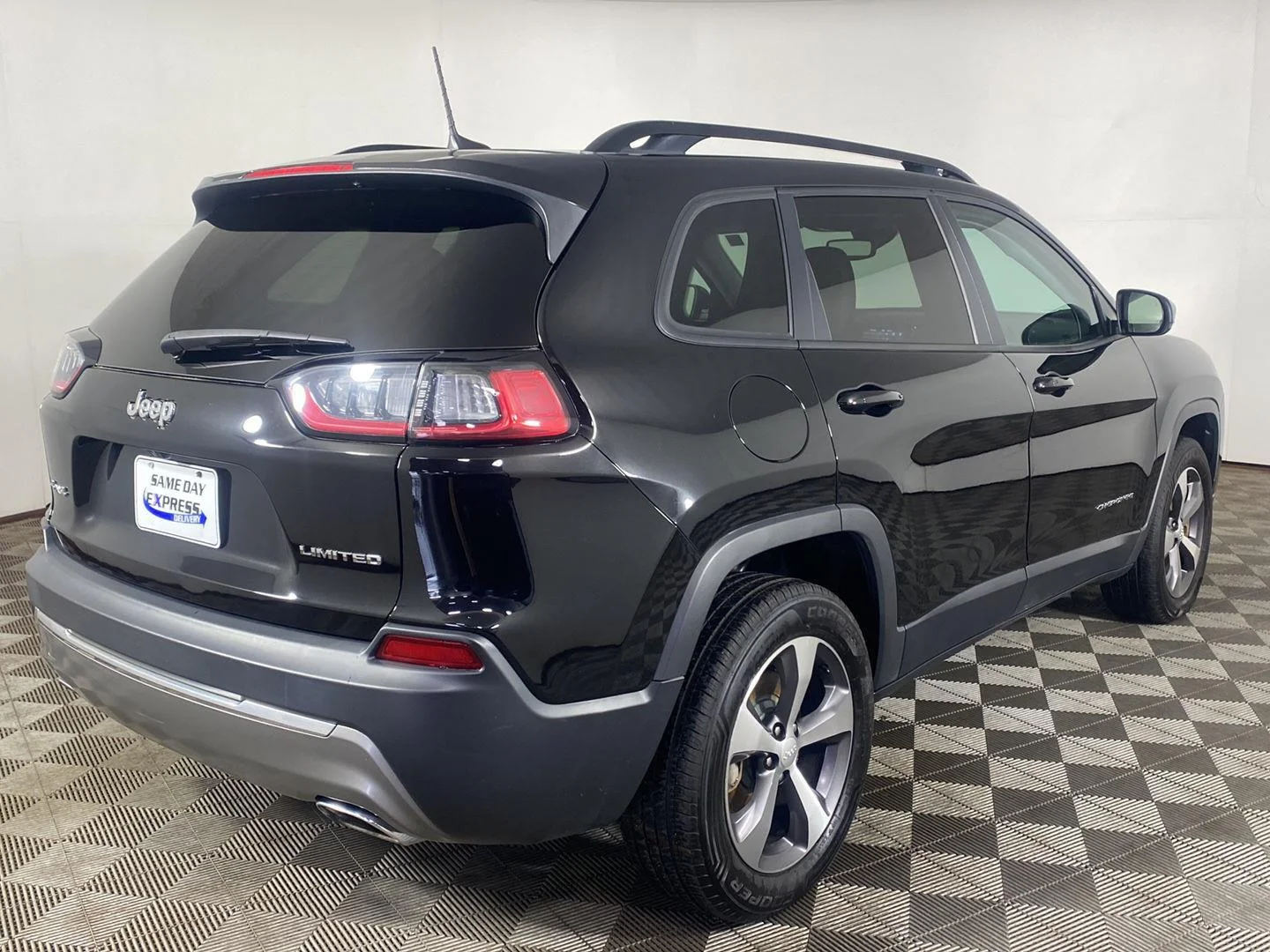 Used 2022 Diamond Black Crystal Pearlcoat Jeep Limited image 6