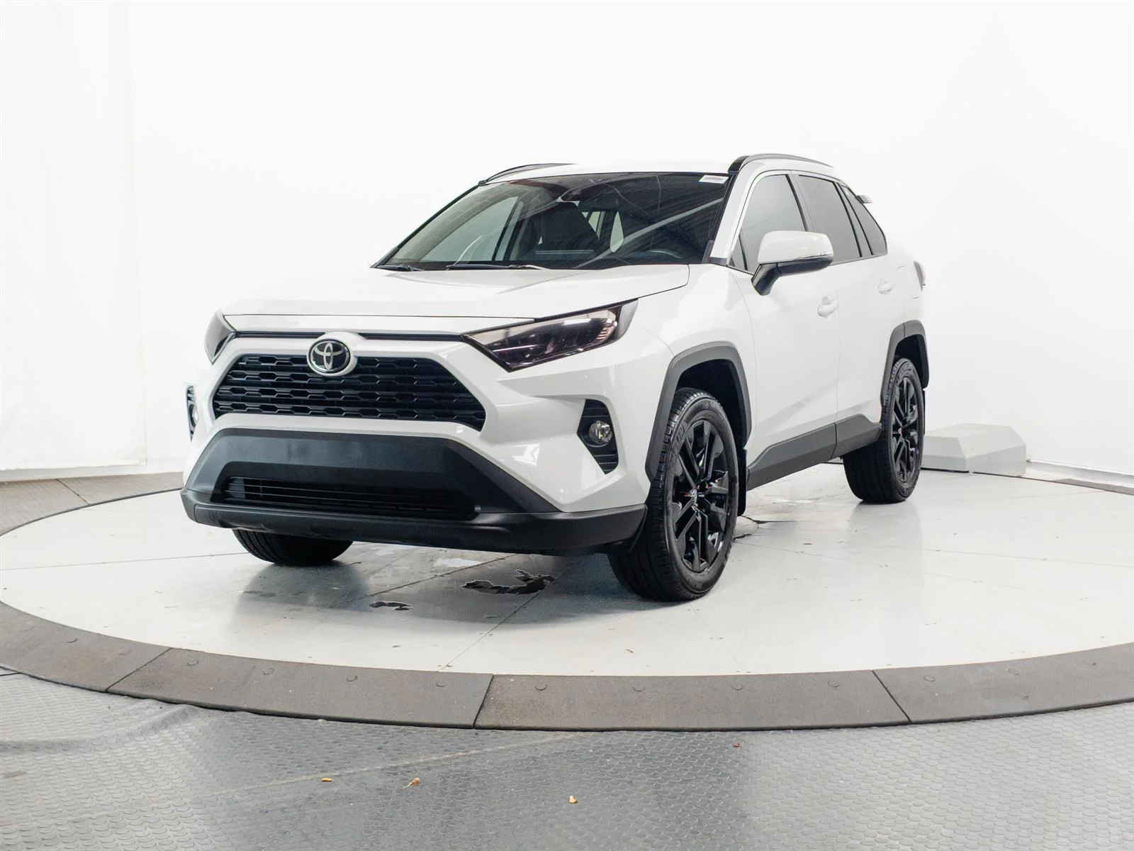 Used 2020 White Toyota XLE Premium image 3