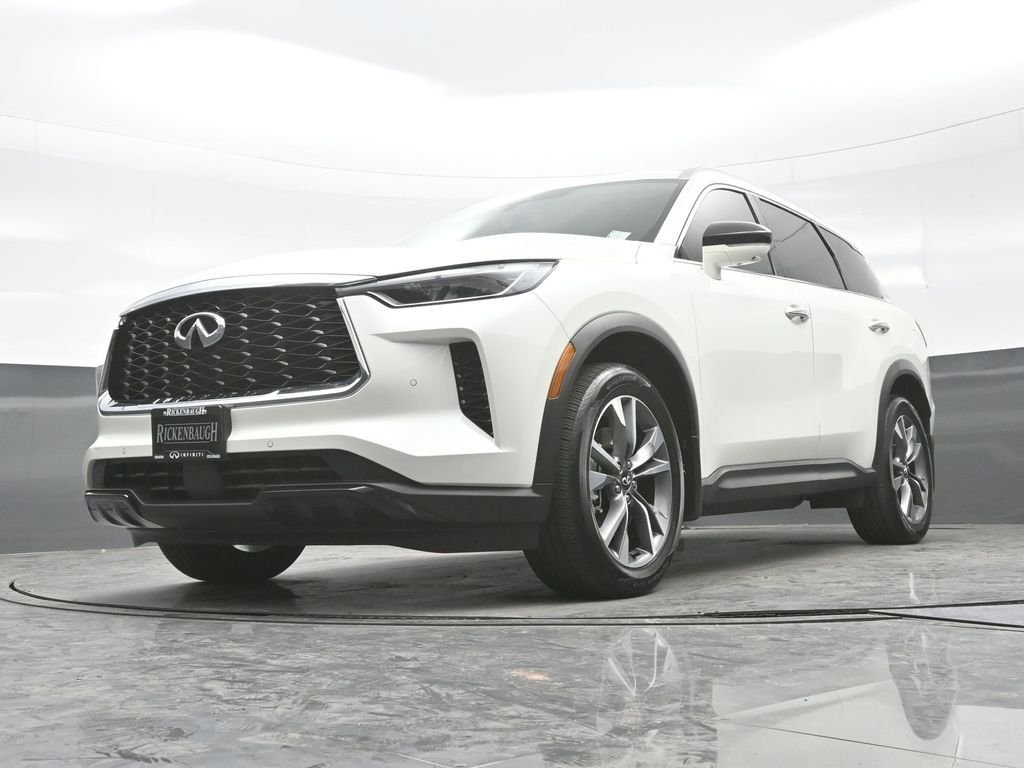 Used 2023 White INFINITI LUXE image 25