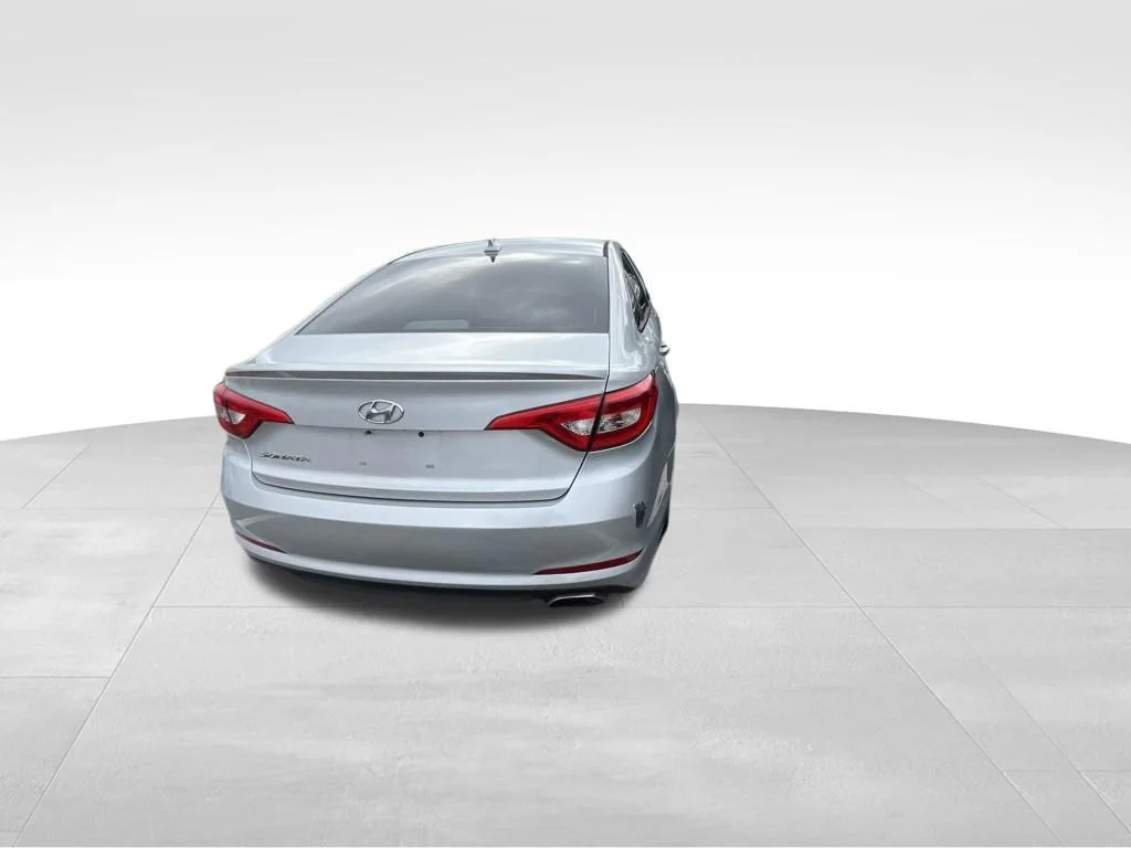 Used 2016 Silver Hyundai SE image 19