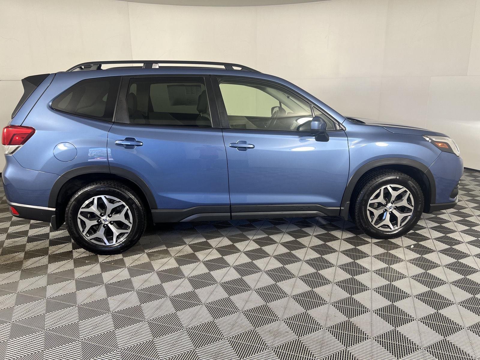 Used 2024 Horizon Blue Pearl Subaru Premium image 20