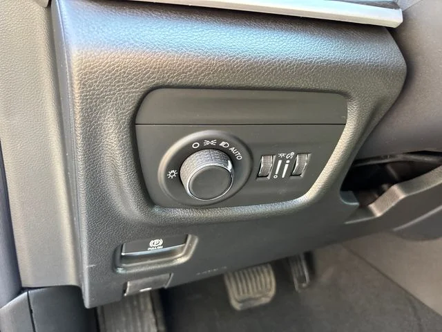 New 2026 Bright White Clear-Coat Exterior Paint Jeep Altitude image 16