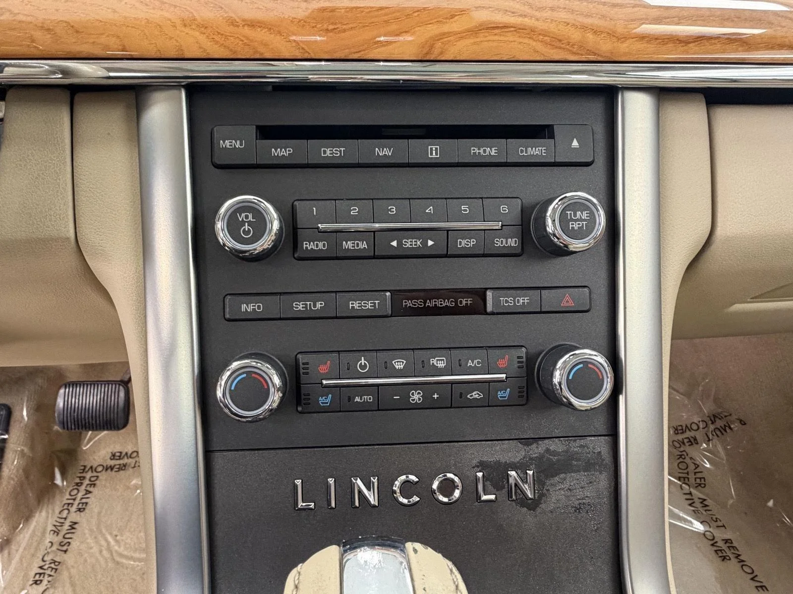 Used 2011 White Platinum Metallic Tri-Coat Lincoln Base image 13