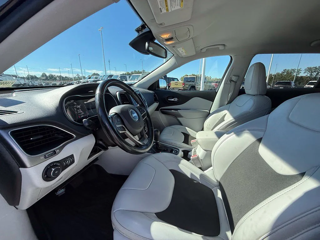 Used 2021 Red Jeep Latitude Plus image 20