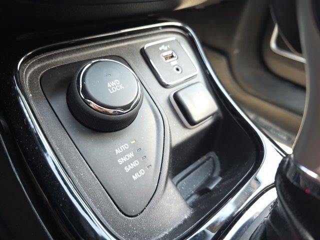 Certified Used 2019 Granite Crystal Metallic Clearcoat Jeep Altitude image 21