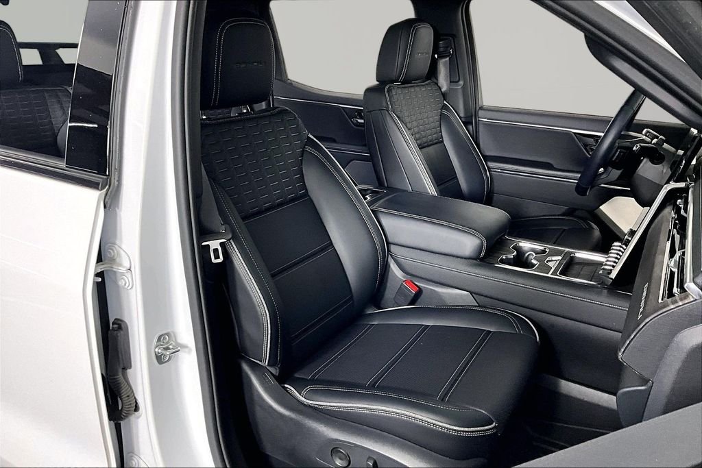 Used 2025 White GMC Denali image 27