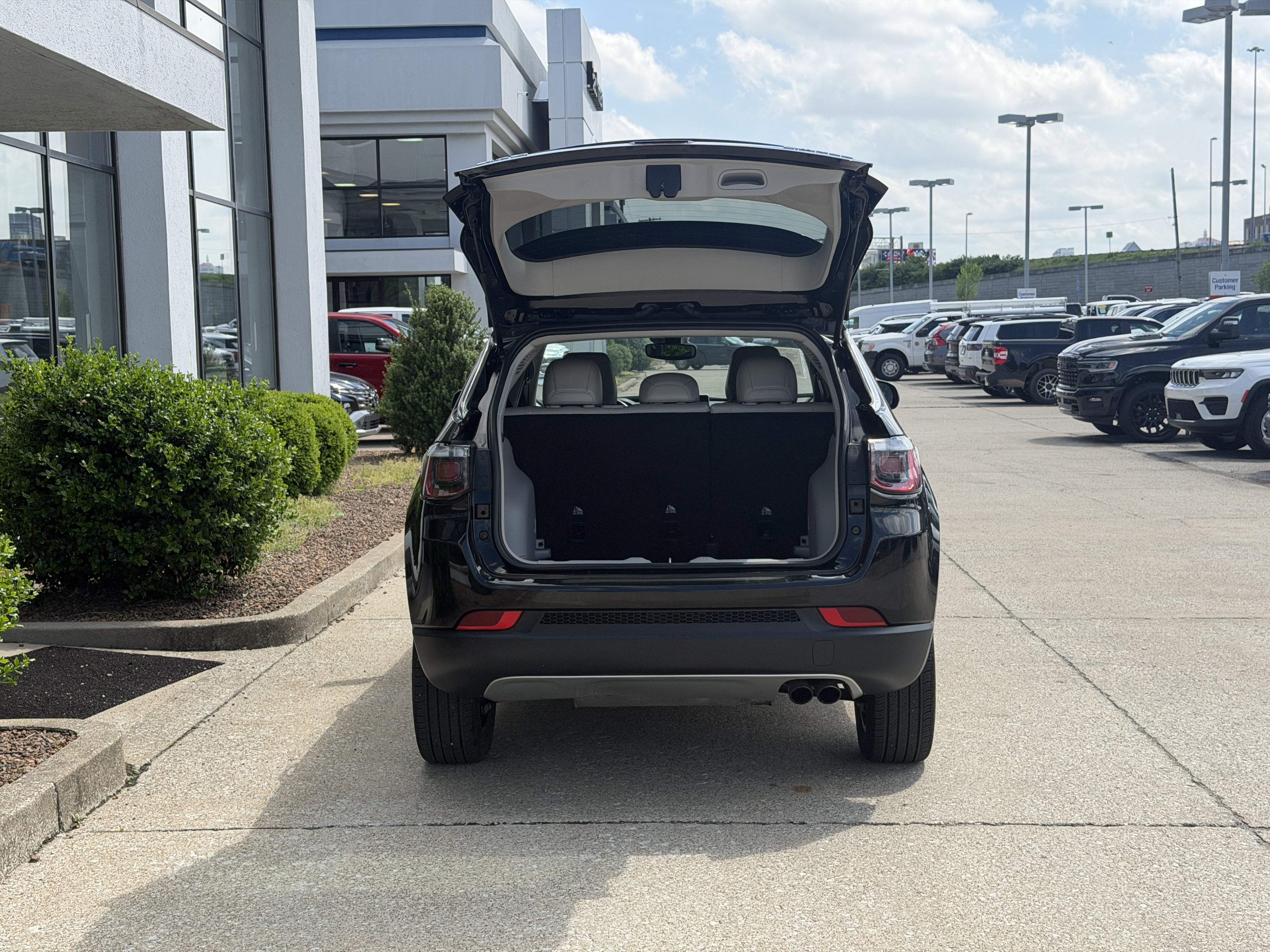 Used 2022 Diamond Black Crystal Pearlcoat Jeep Limited image 11
