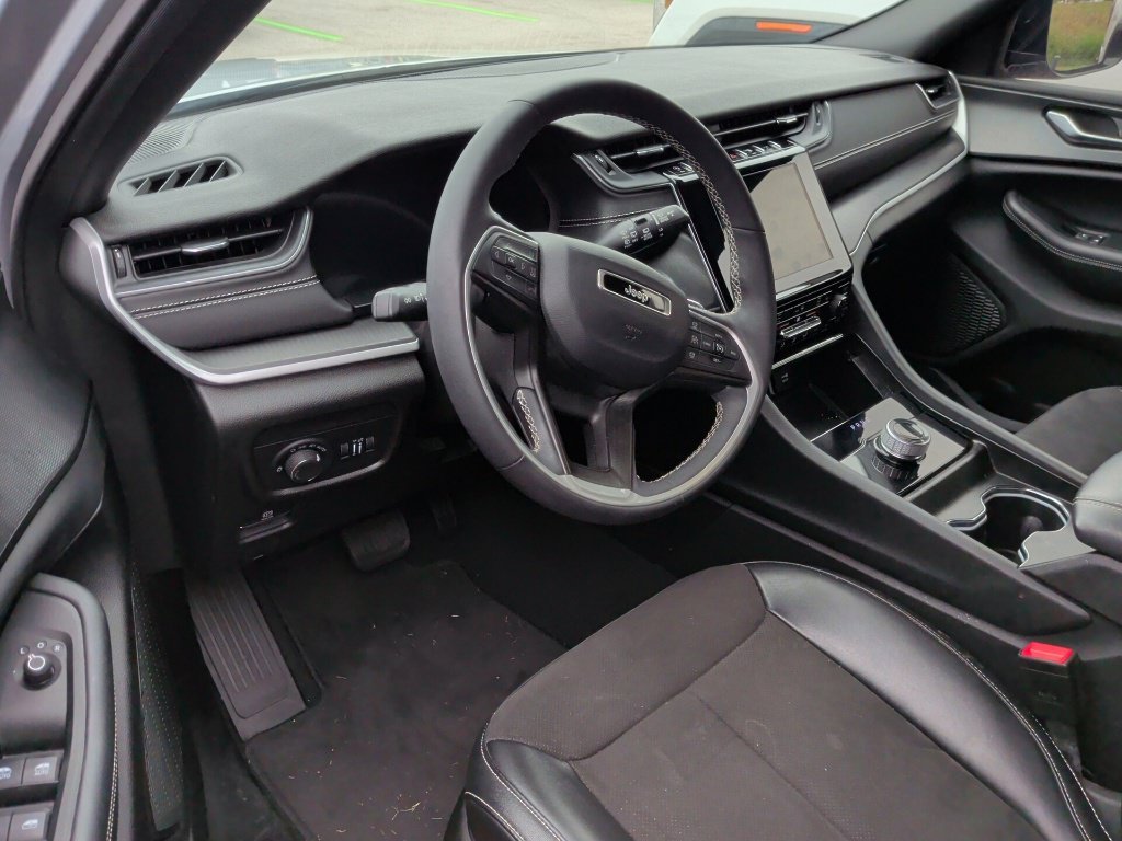 Used 2024 Silver Jeep Altitude X image 7