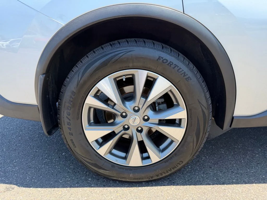 Used 2015 Silver Nissan SL image 9