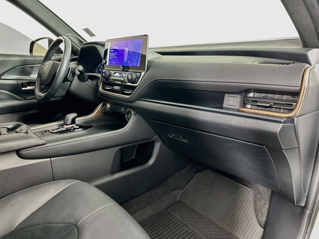 Used 2024 Pearl Toyota MAX Platinum image 33