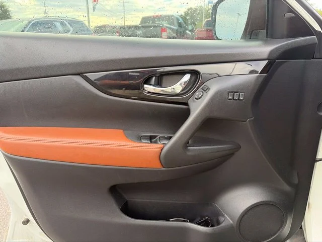 Used 2018 White Nissan SL image 27