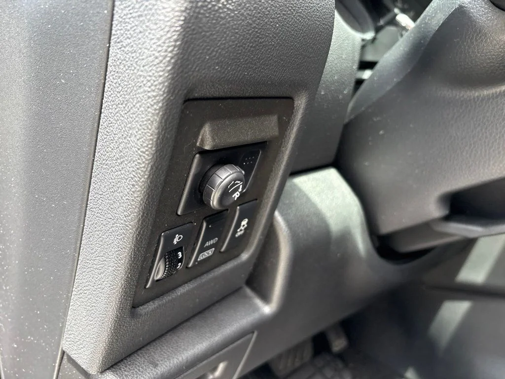 Used 2012 Silver Nissan SL image 18