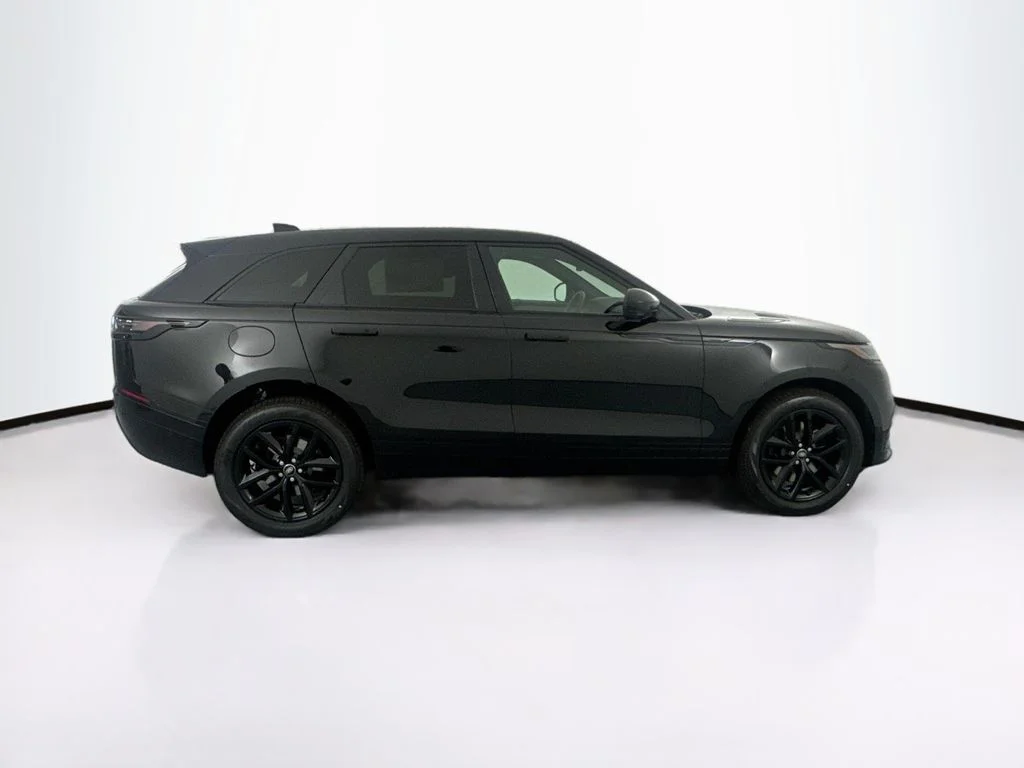 New 2026 Santorini Black Land Rover Dynamic SE image 4
