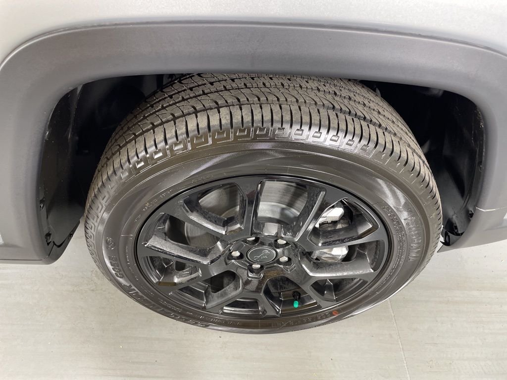 New 2026 Silver Zynith Metallic Clearcoat Jeep Latitude image 11