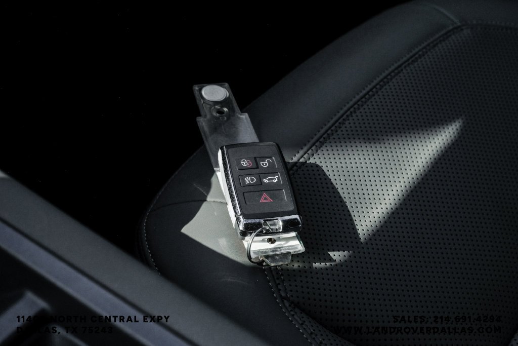 Used 2025 White Land Rover X-Dynamic SE image 65