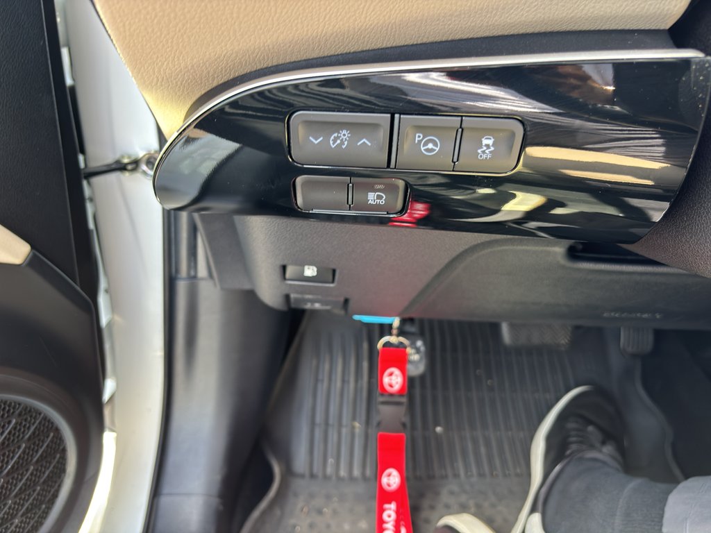 Used 2022 Wind Chill Pearl Toyota XLE image 8