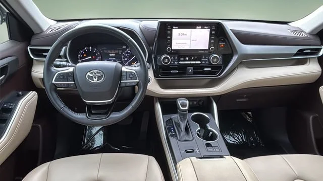 Used 2020  Toyota XLE image 10
