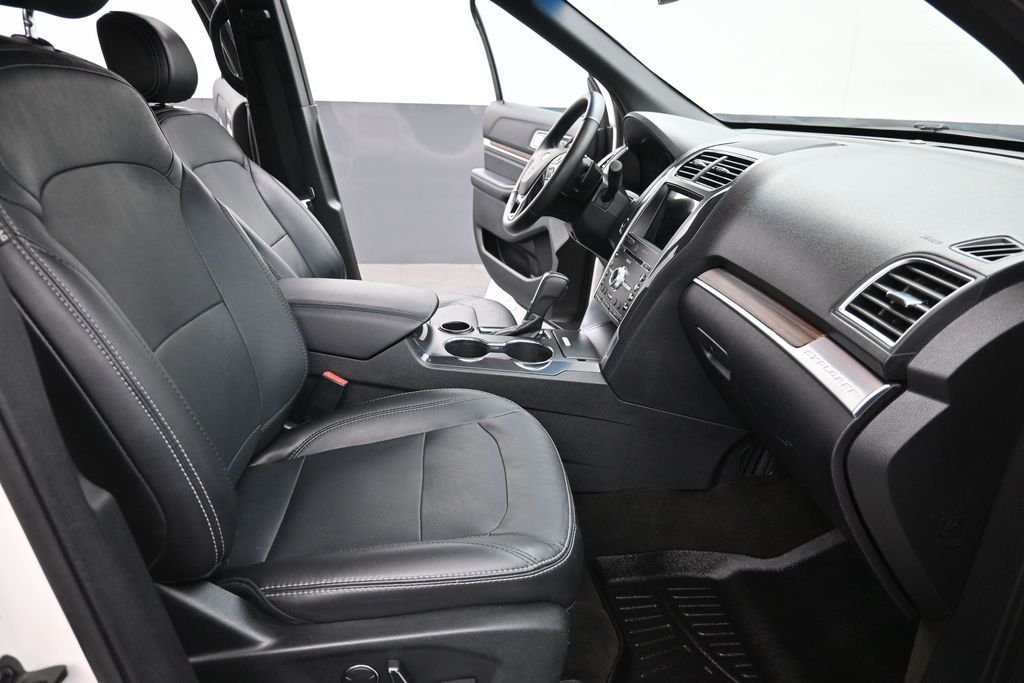 Used 2017 White Ford Limited image 27
