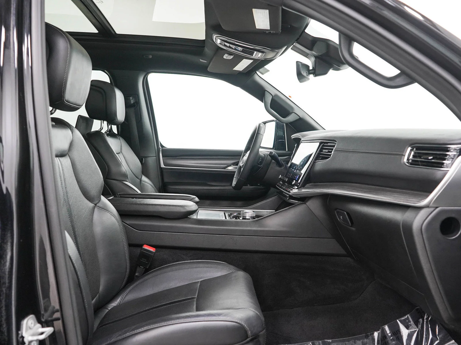 Used 2023 Diamond Black Crystal Pearlcoat Jeep Series II image 13