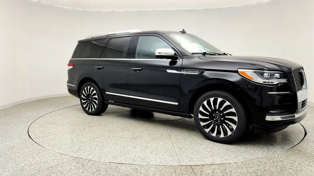 Used 2022 Infinite Black Metallic Clearcoat Lincoln Black Label 4x4 image 3
