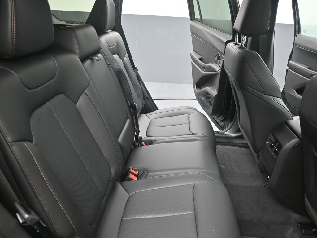 New 2026 Diamond Black Crystal Pearlcoat Jeep Limited image 29