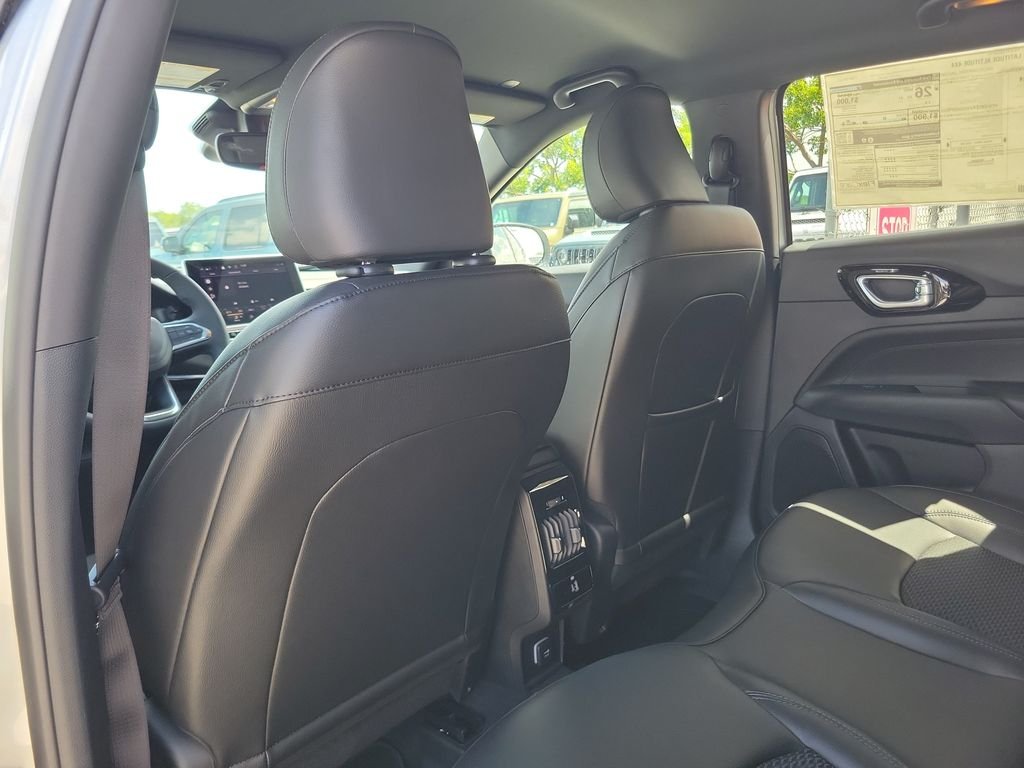 New 2026 Silver Zynith Metallic Clearcoat Jeep Latitude image 12