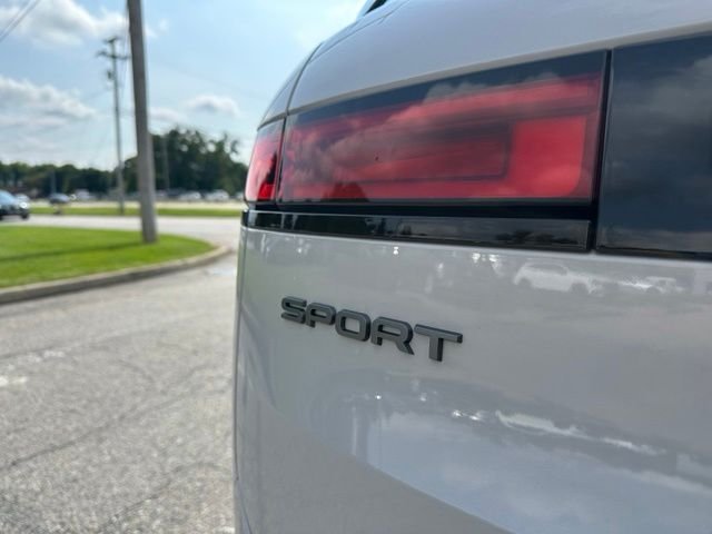 Used 2024 White Land Rover SE image 10