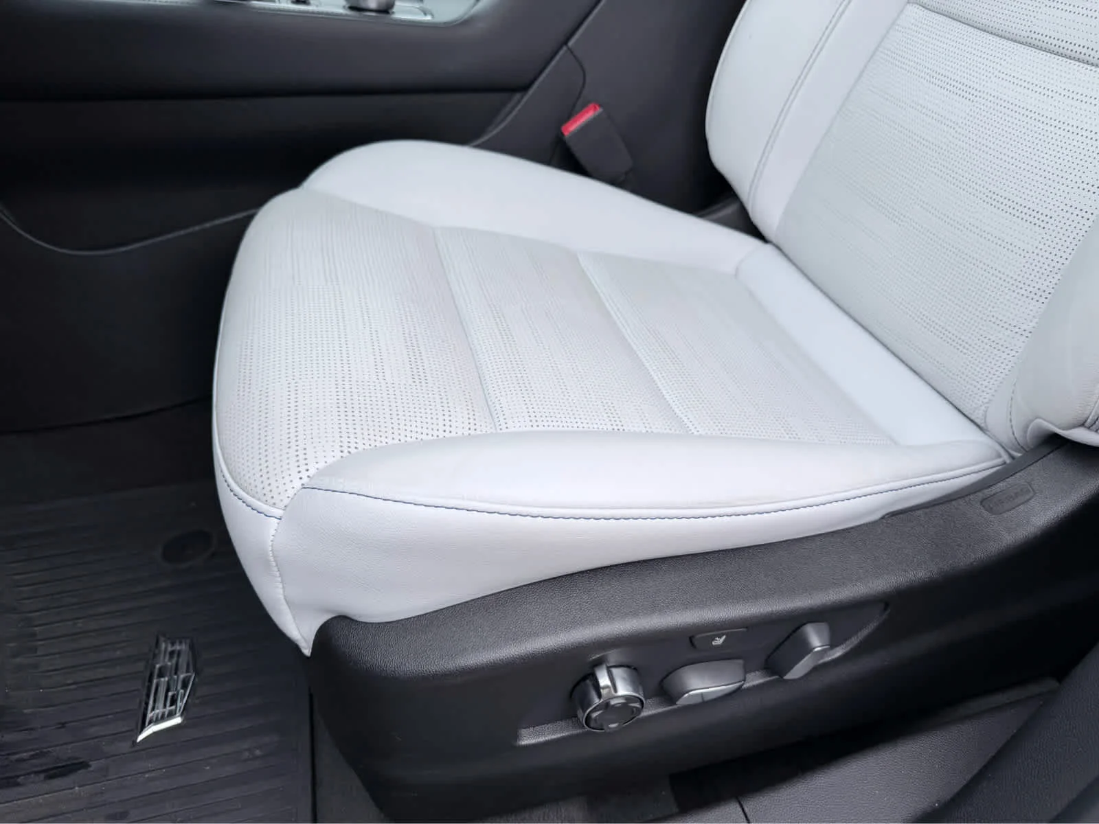 Used 2024 Argent Silver Metallic Cadillac Sport image 24