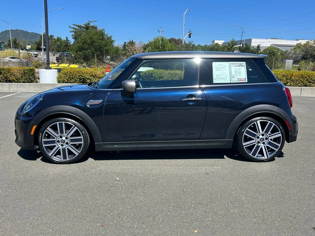 Used 2022 MINI Yours Enigmatic Black met MINI Iconic image 2