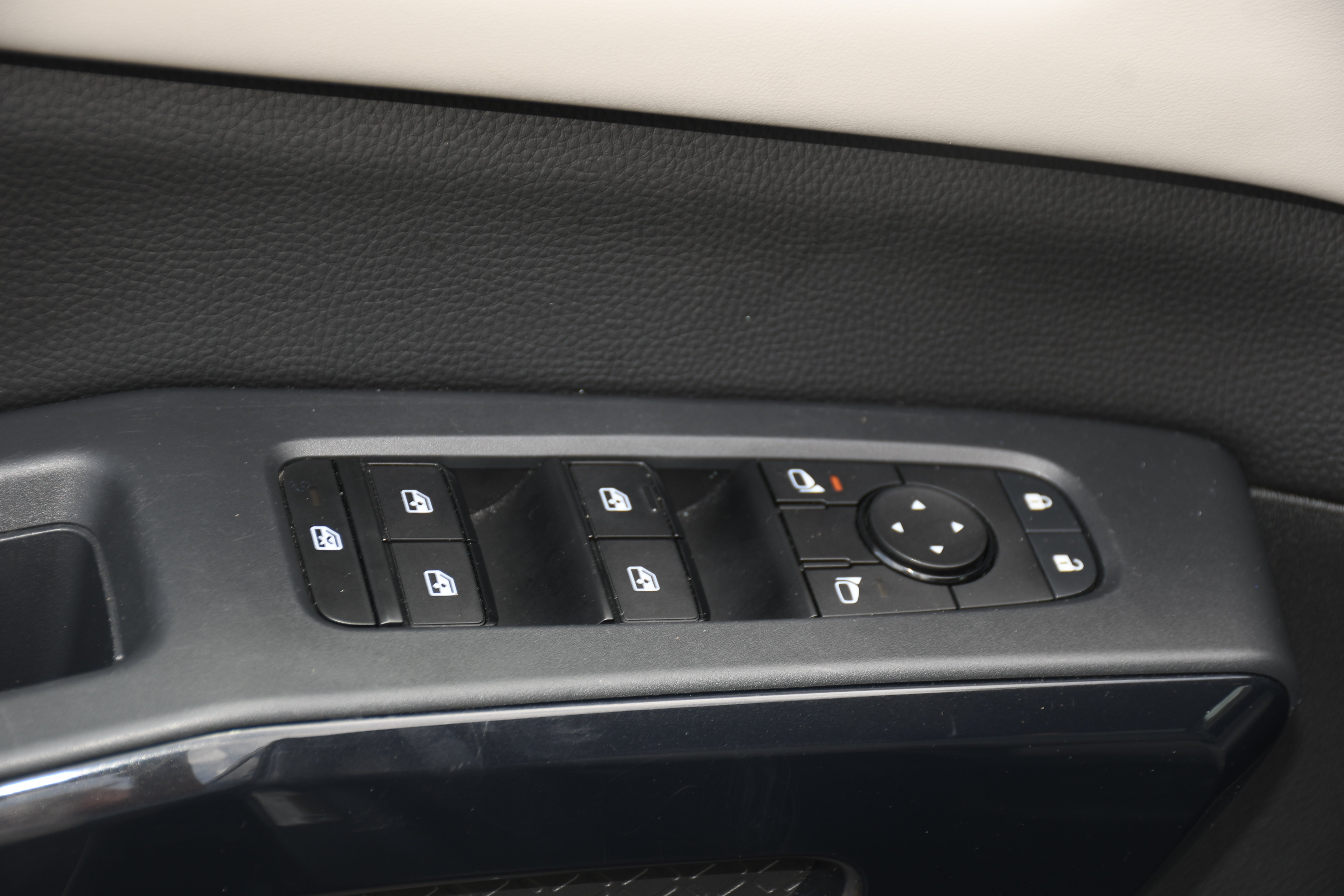 Used 2024 Gray Nissan SV image 10