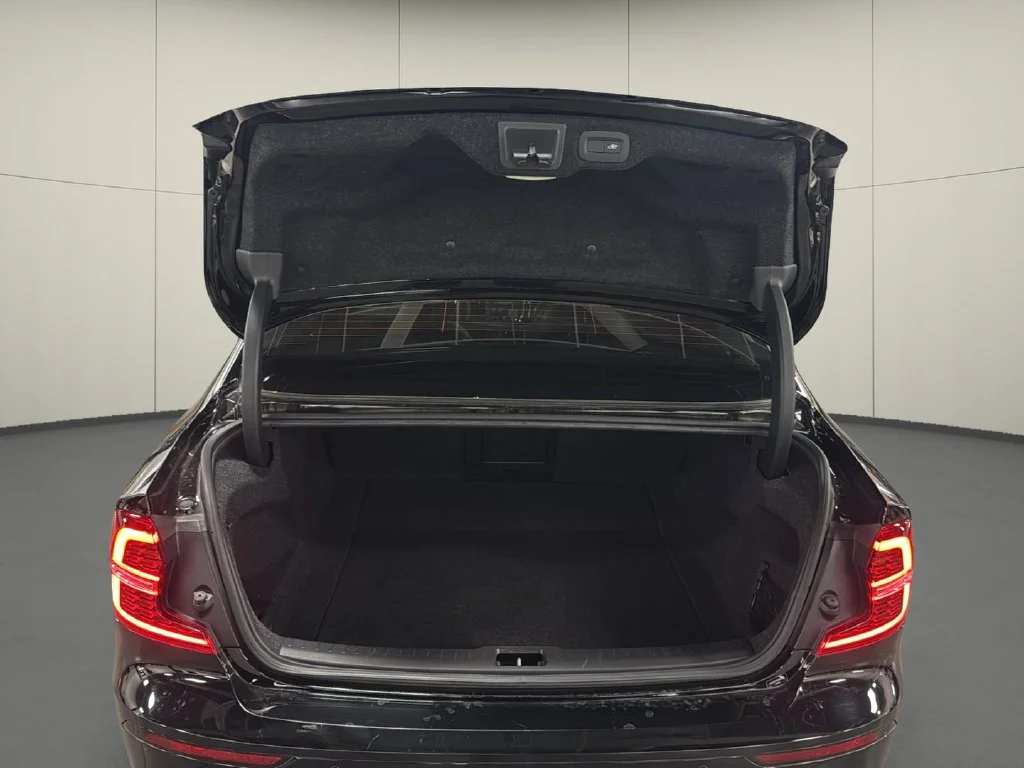 Used 2019 Black Volvo T6 Momentum image 10