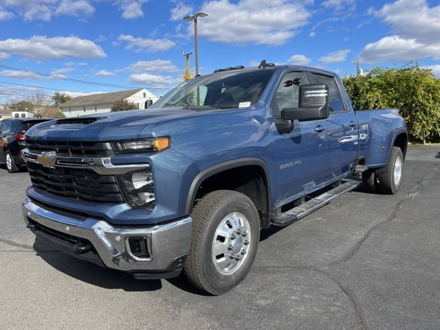 2026 Chevrolet Silverado 3500HD LT photo 3