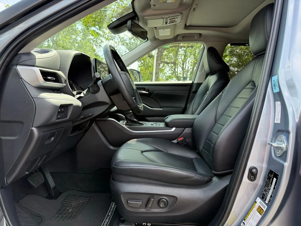 Certified Used 2024  Toyota XLE image 12
