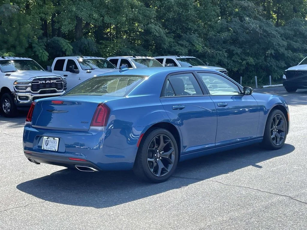 Certified Used 2022  Chrysler Touring image 8