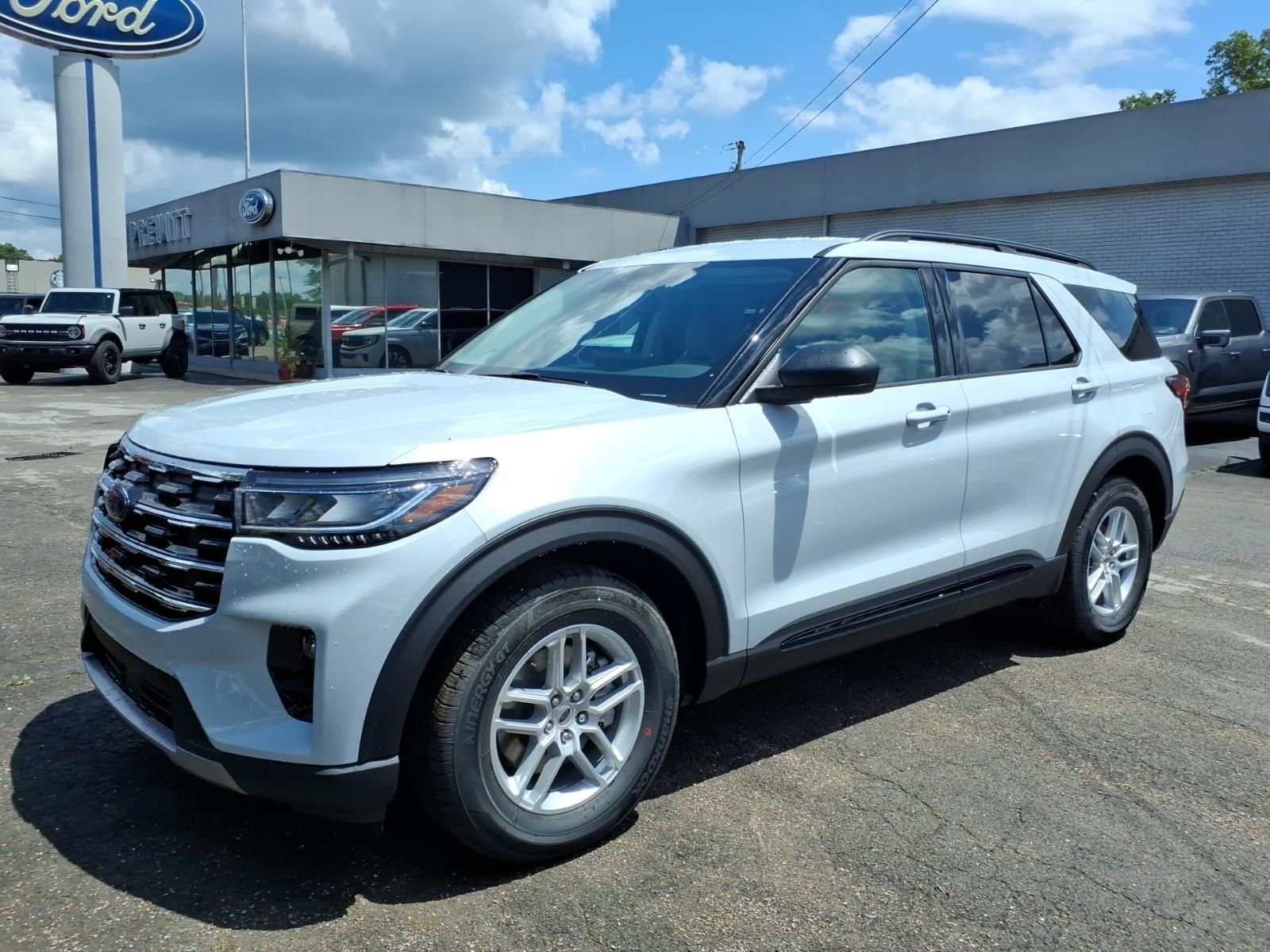 New 2026 Space White Metallic Ford Active image 1