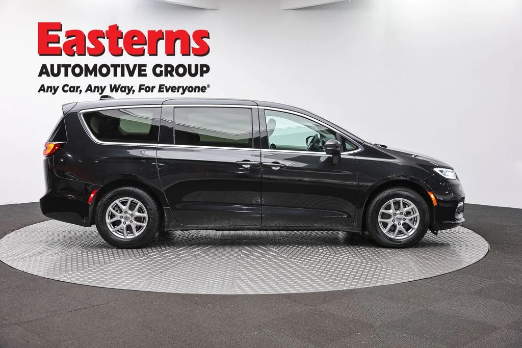 Used 2023 Black Chrysler Touring L image 4
