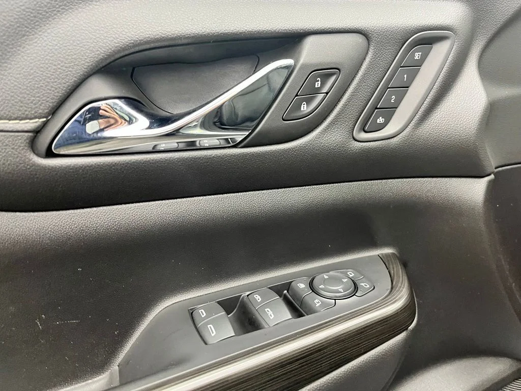 Used 2023 Silver GMC SLT image 19