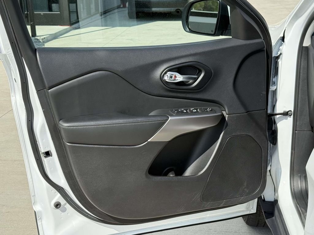 Used 2021 White Jeep Latitude Lux image 28