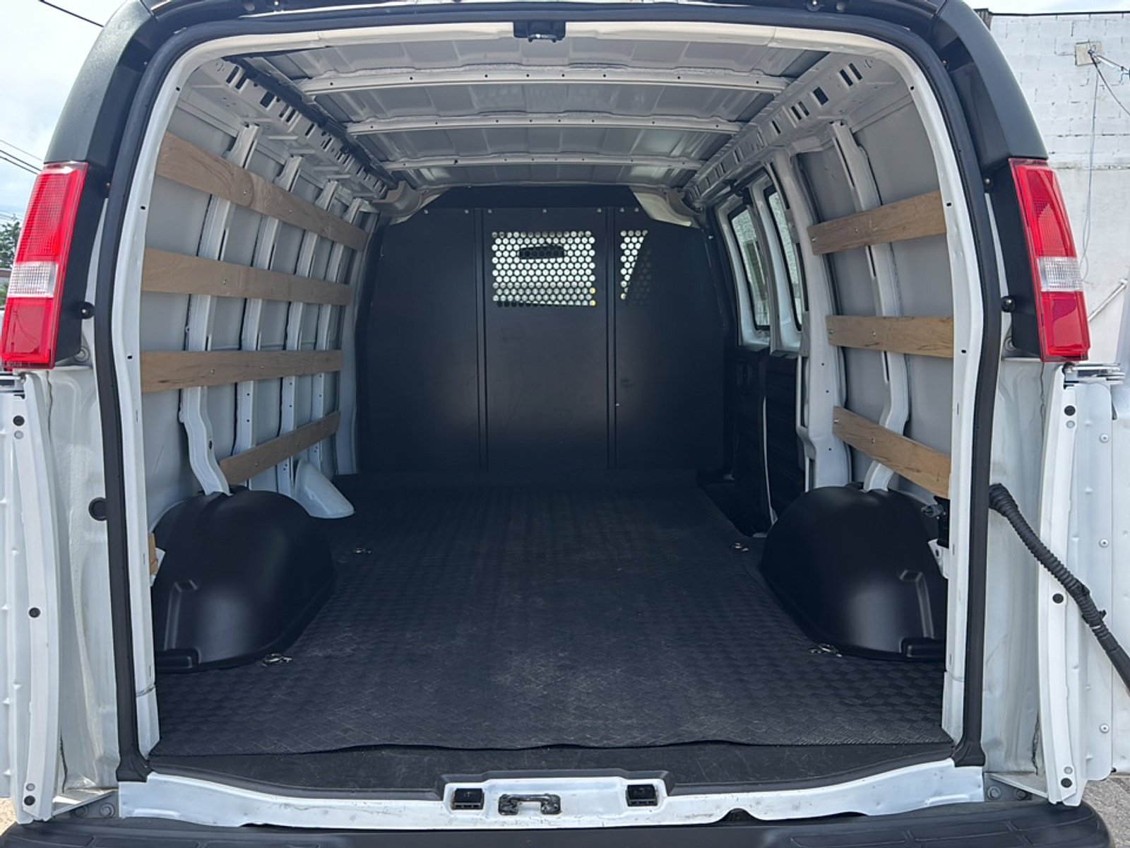 2025 Chevrolet Express Cargo Work Van - Photo 19