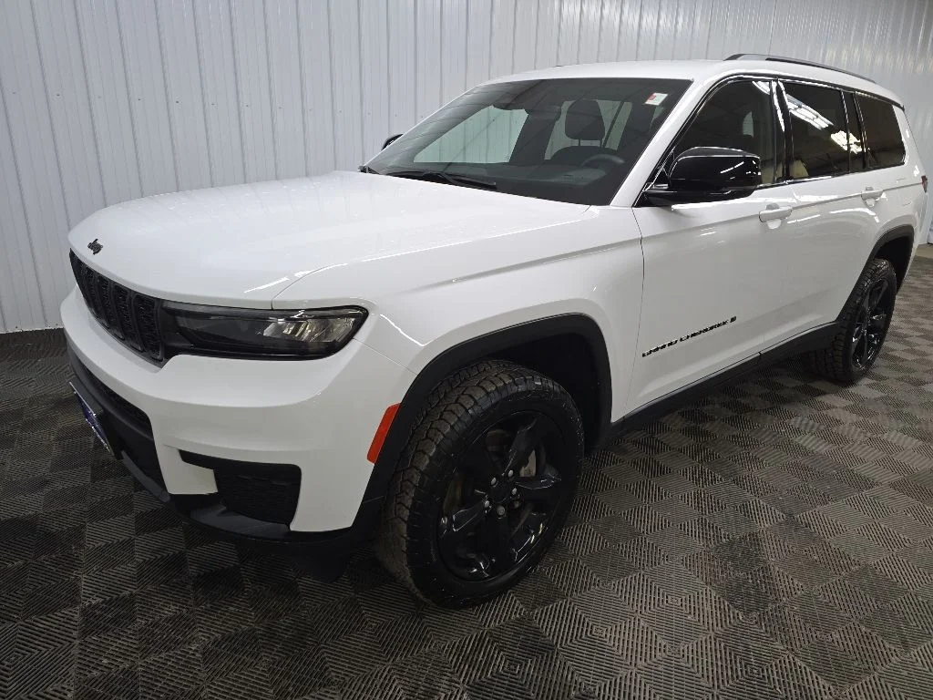 Used 2023 White Jeep Altitude image 8