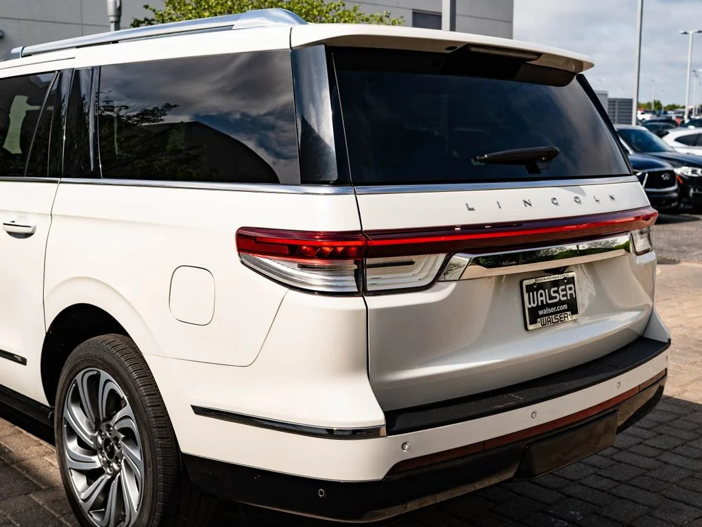 Used 2023 Pristine White Metallic Tri-Coat Lincoln Reserve image 19
