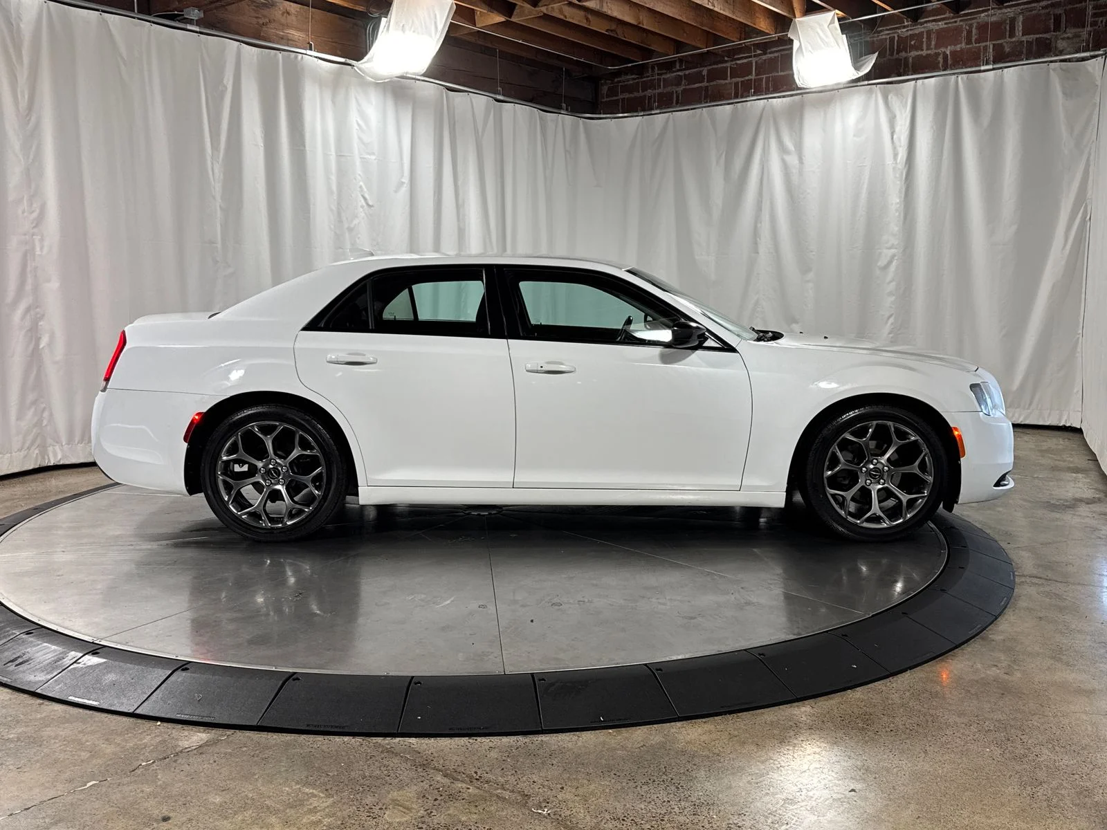 Used 2018 Bright White Clearcoat Chrysler Touring image 9